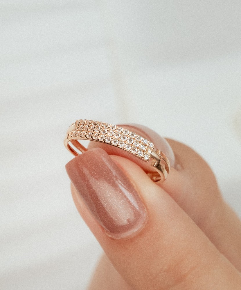 Gold ring with zircons