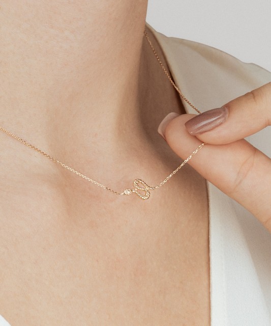 Kultainen ketju riipuksella