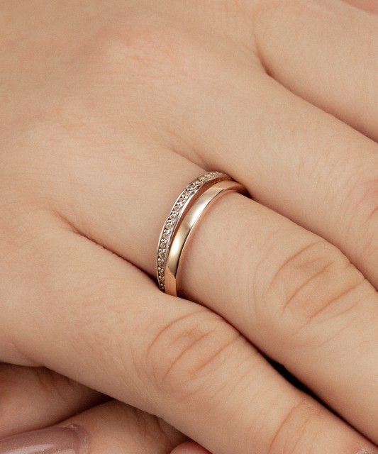 Kultasormus zirkoneilla