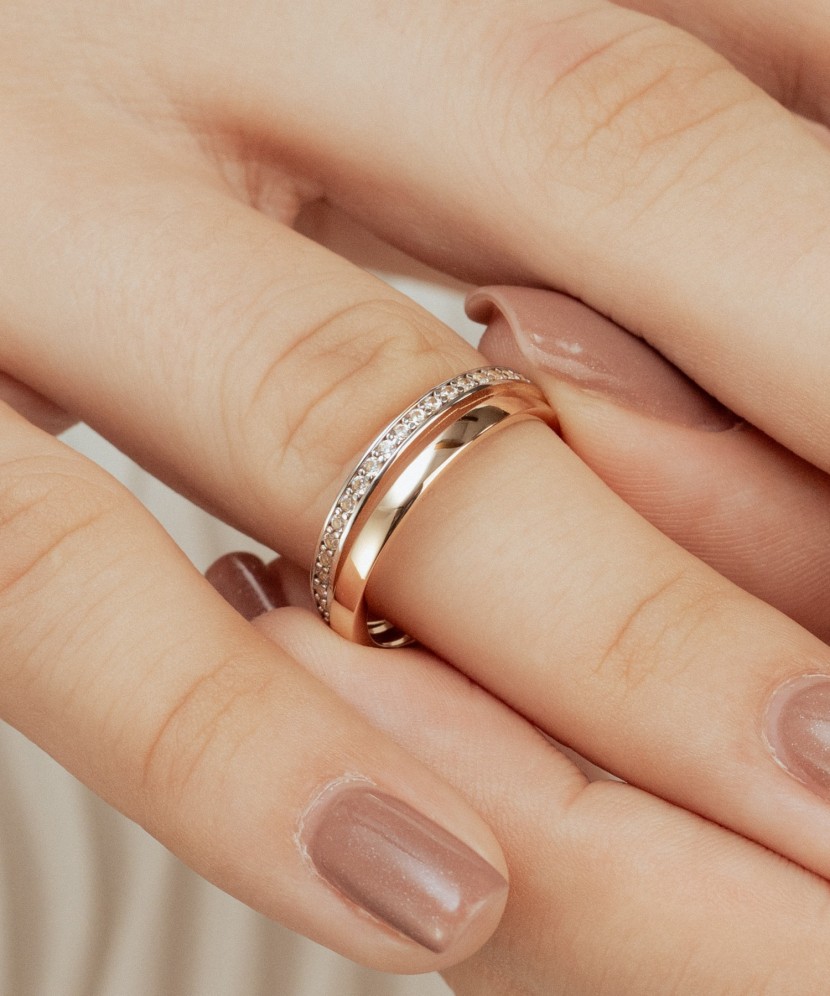 Gold ring with zircons