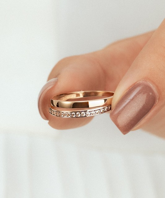 Gold ring with zircons