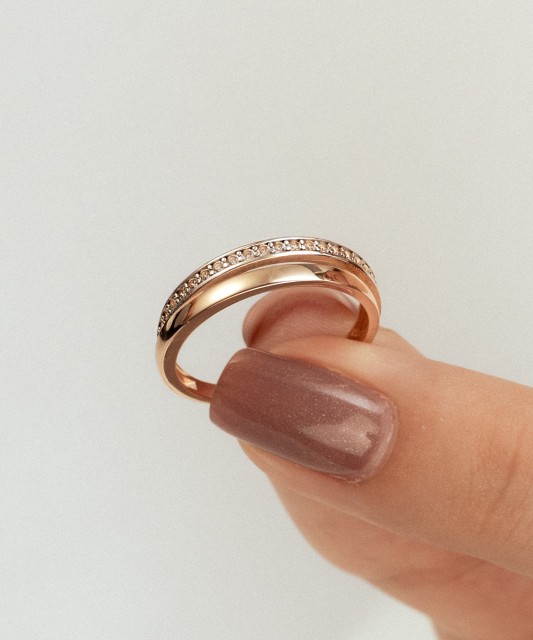 Gold ring with zircons