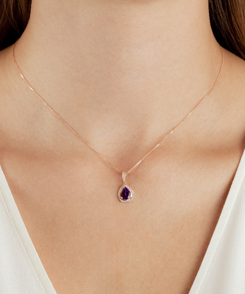 Yellow gold pendant with amethyst and diamonds