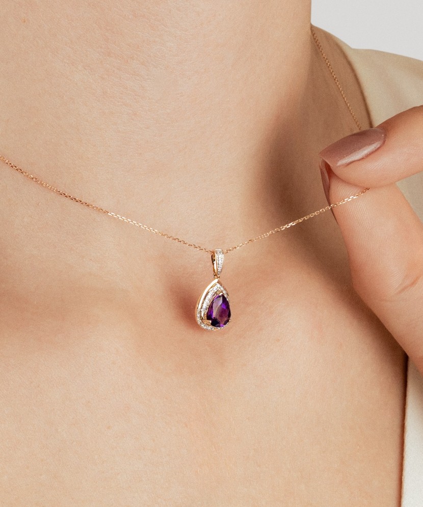 Yellow gold pendant with amethyst and diamonds