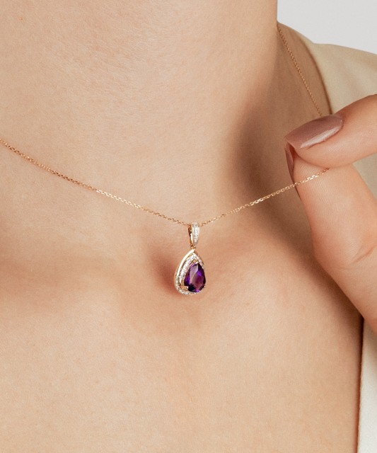 Yellow gold pendant with amethyst and diamonds