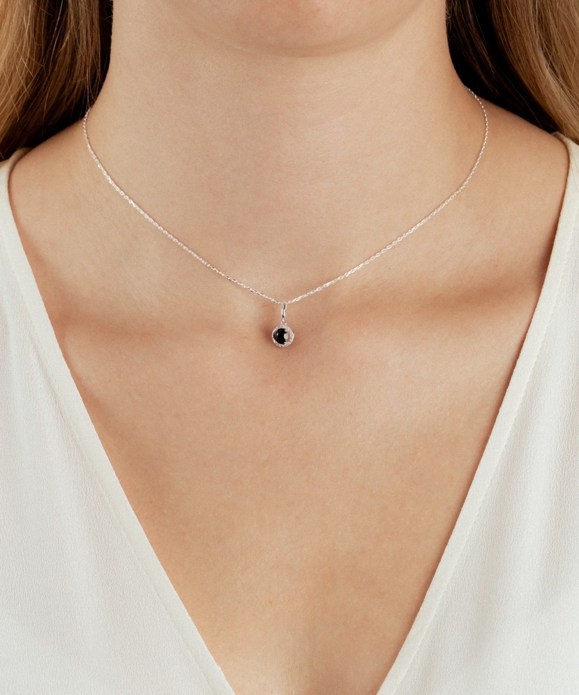 Valkokultainen riipus safiirilla ja timanteilla