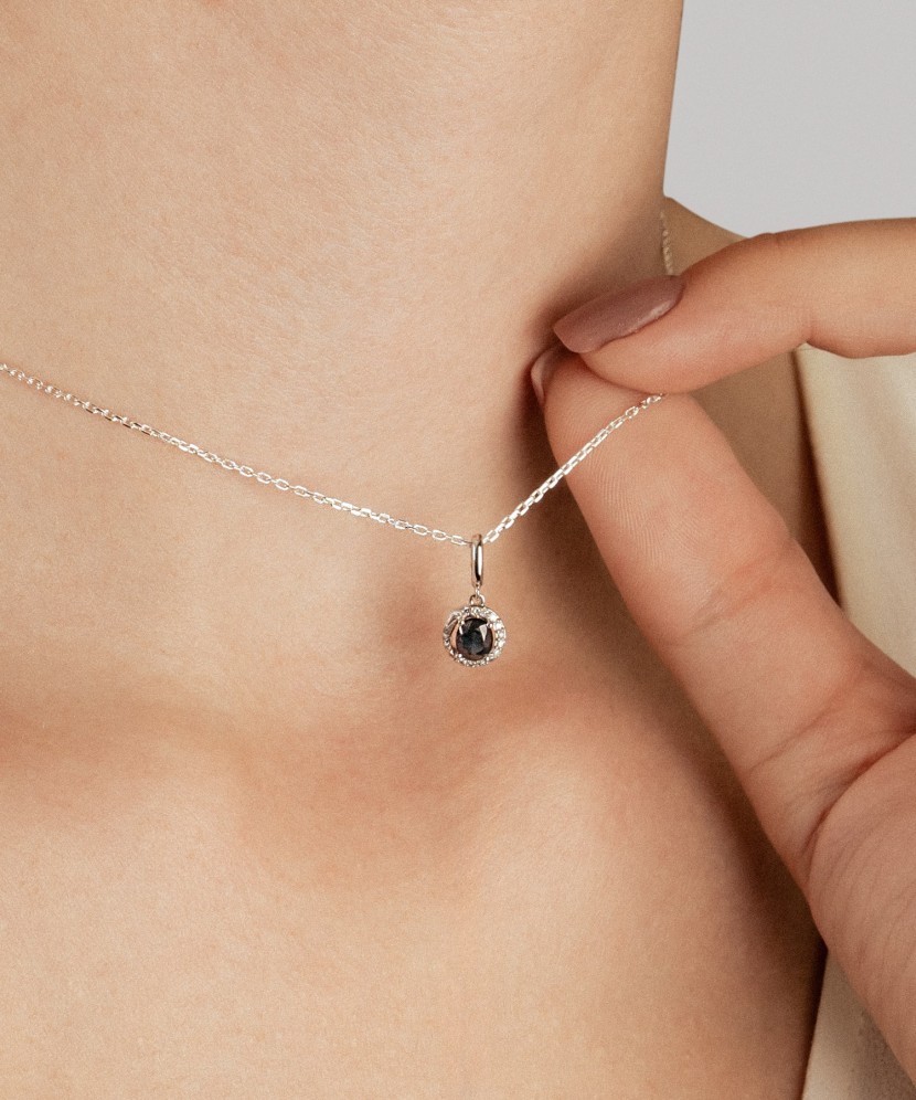 White gold pendant with sapphire and diamonds