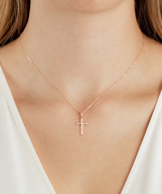 Gold pendant with diamond "cross"