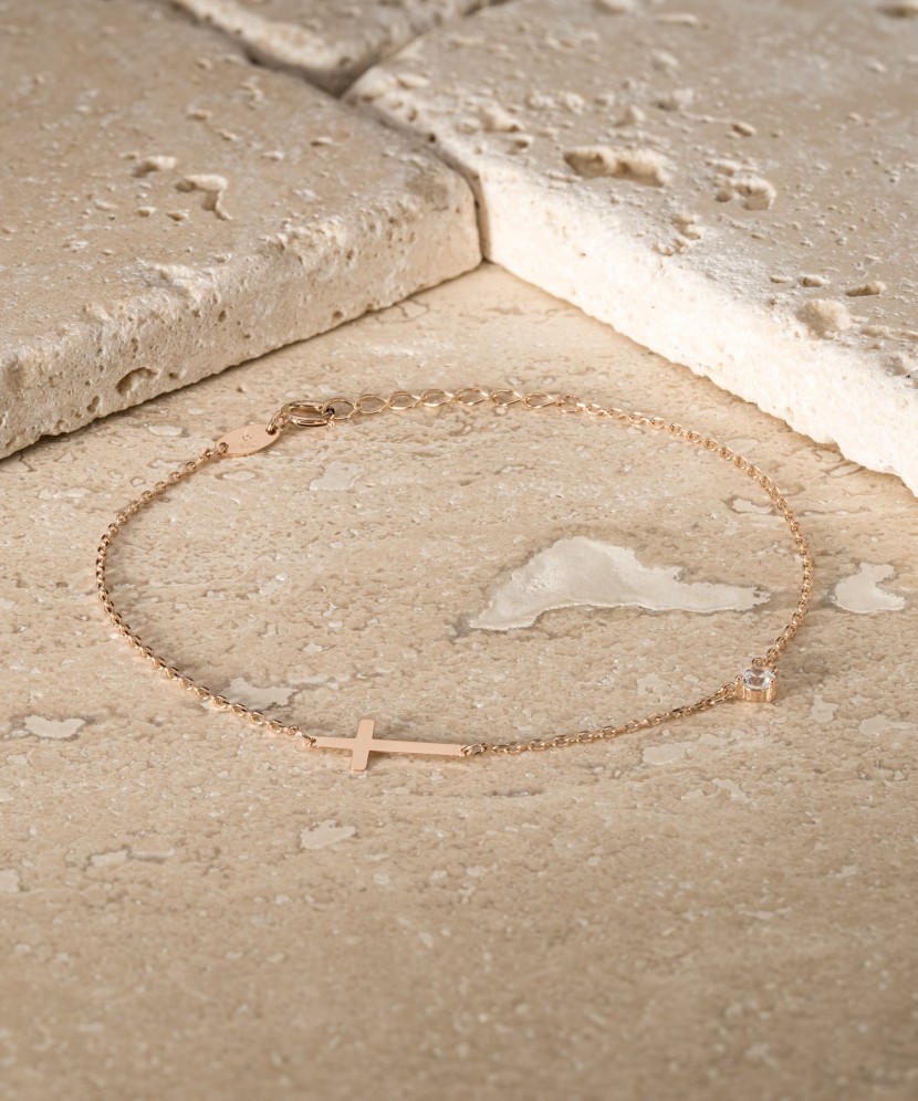 Kultainen rannekoru zirkonailla