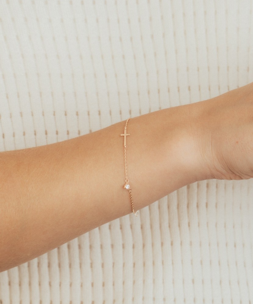 Gold bracelet with zirconium