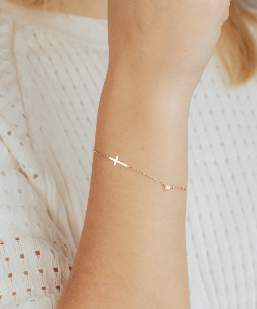 Gold bracelet with zirconium