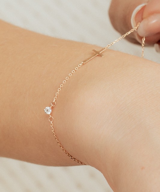 Gold bracelet with zirconium