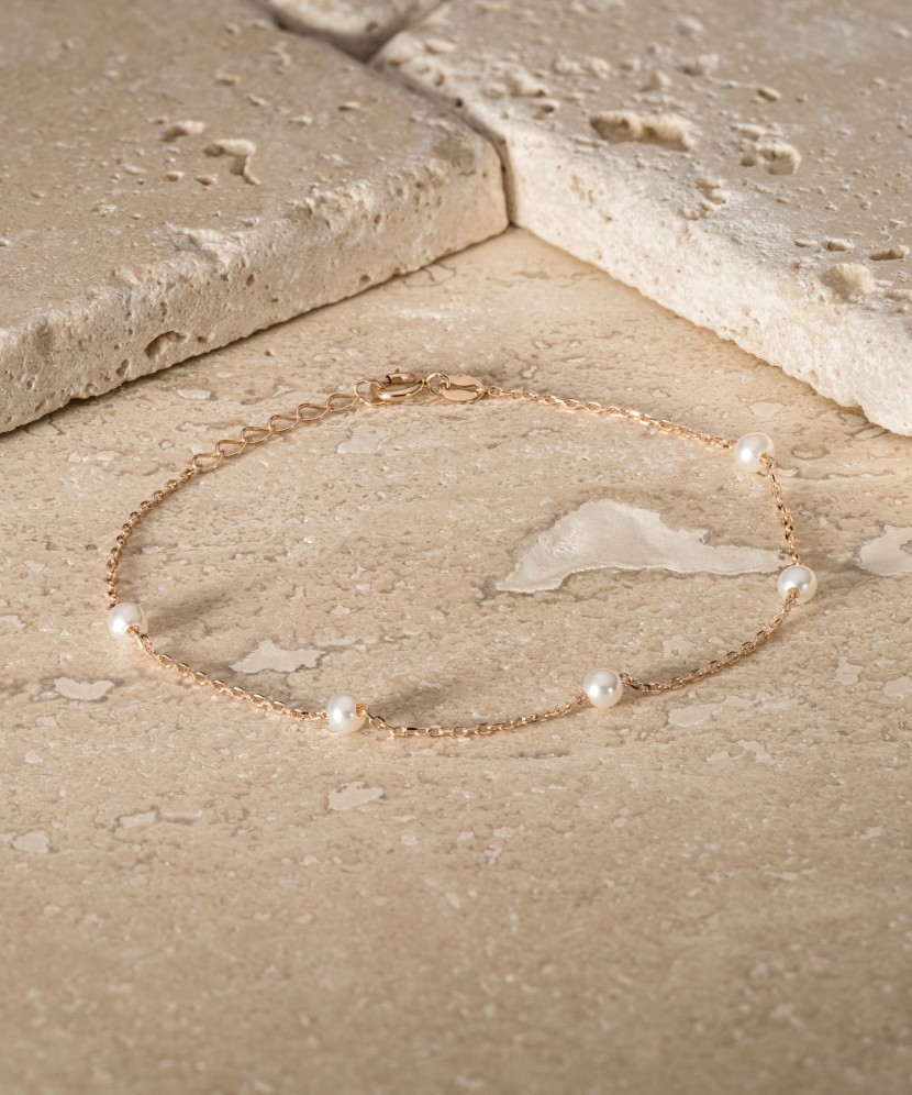 Gold bracelet with pearls