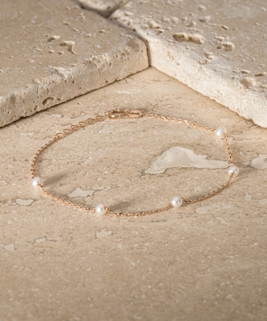 Gold bracelet with pearls