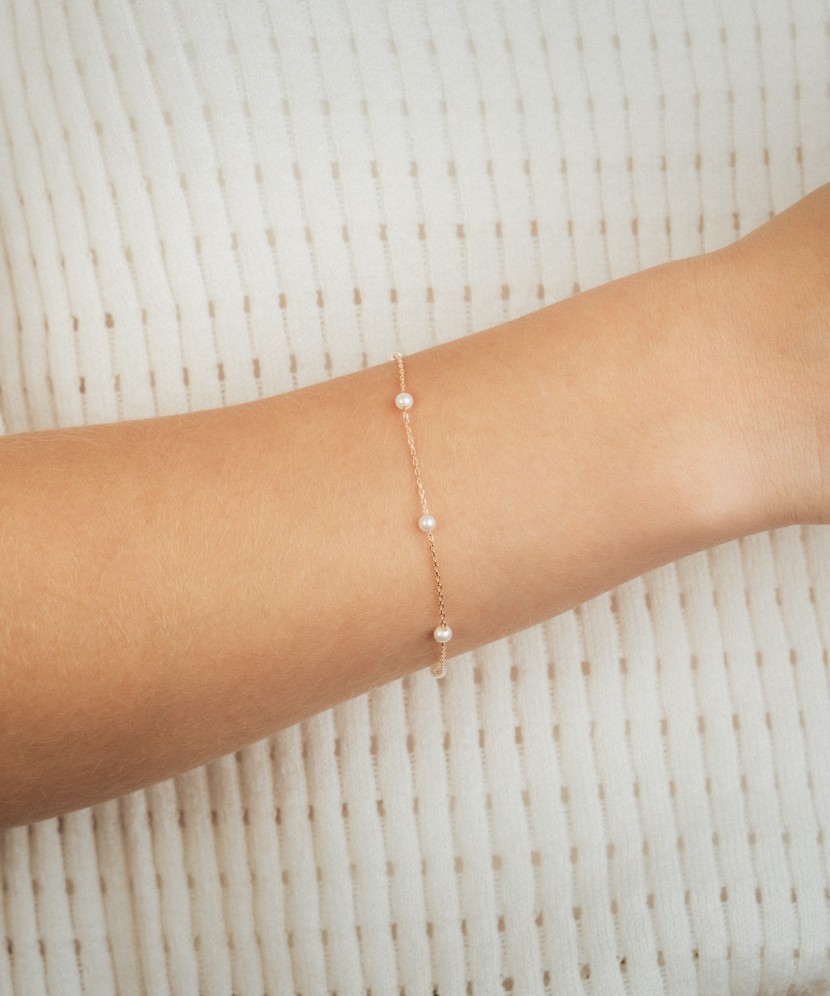 Gold bracelet with pearls
