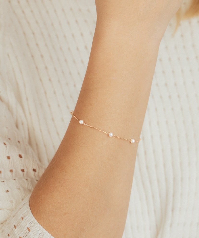 Gold bracelet with pearls