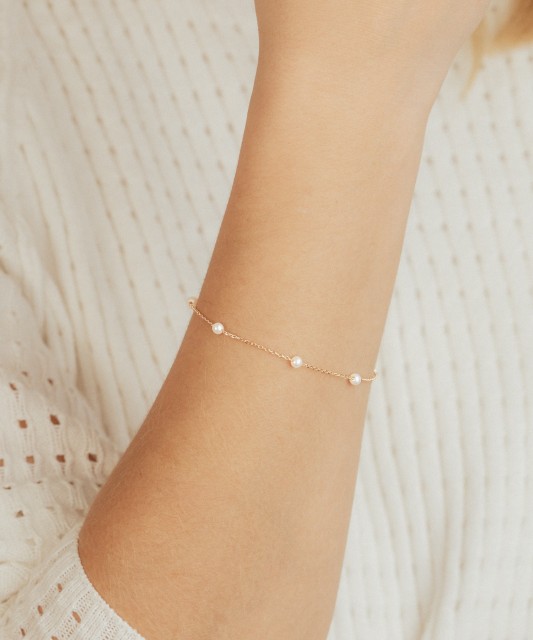 Gold bracelet with pearls