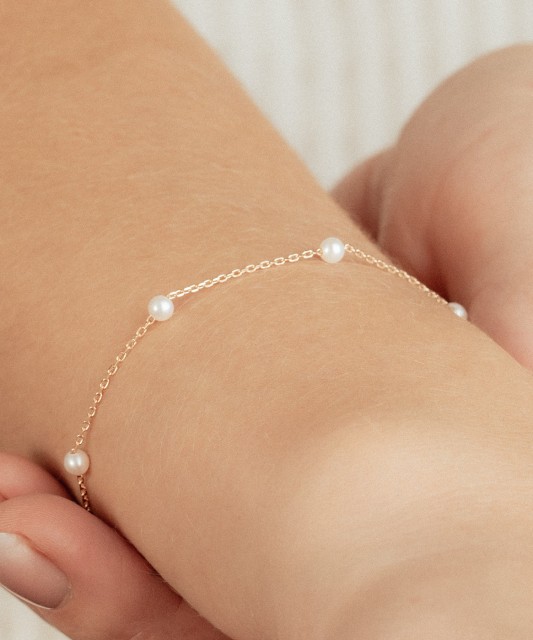 Gold bracelet with pearls