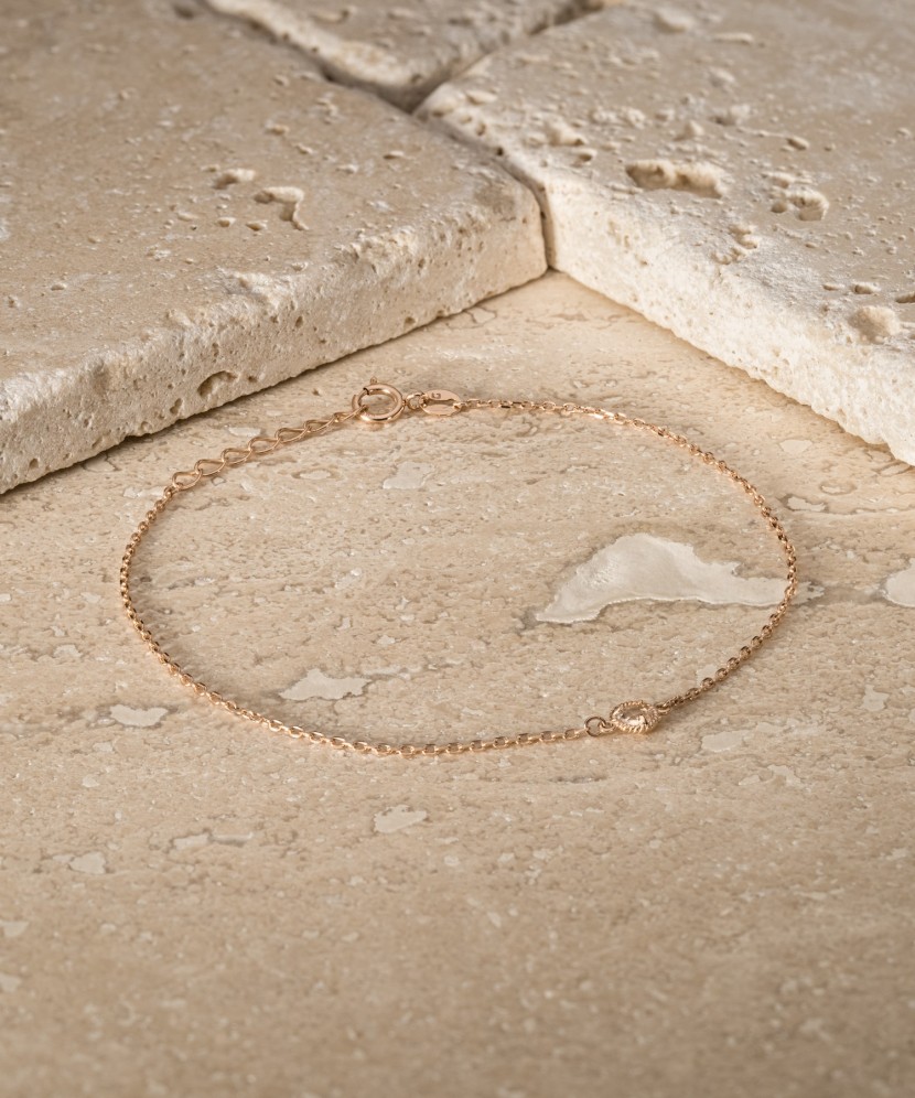 Gold bracelet with zirconium