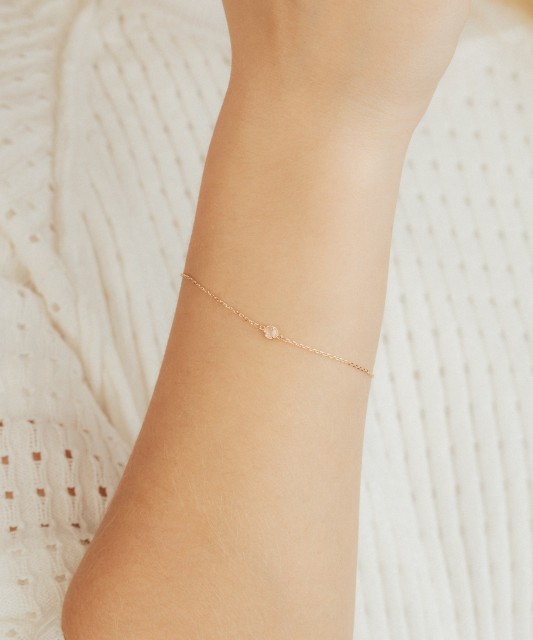 Gold bracelet with zirconium