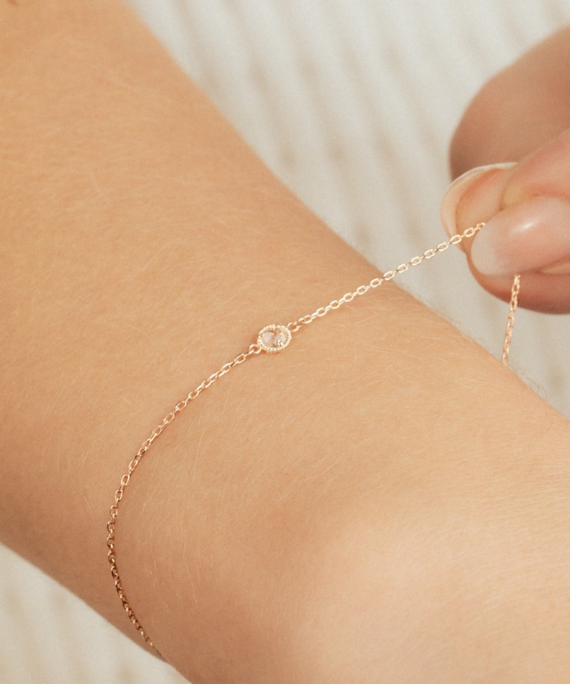 Gold bracelet with zirconium