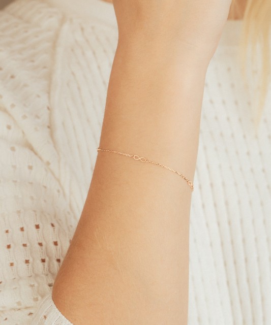 Kultainen rannekoru "ääretön"