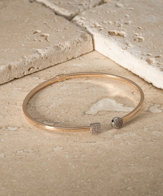 Gold bracelet with zircons