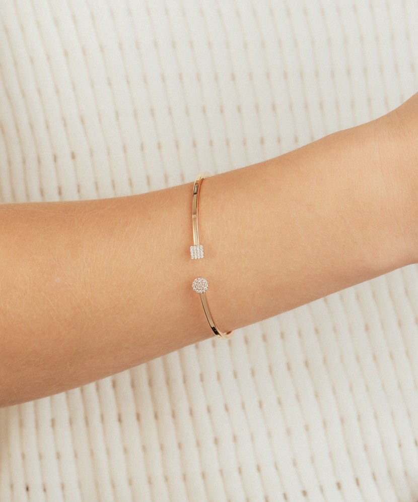 Gold bracelet with zircons