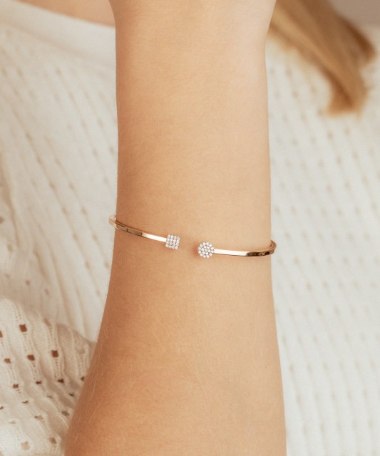 Gold bracelet with zircons