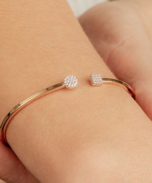 Kultainen rannekoru zirkoneilla