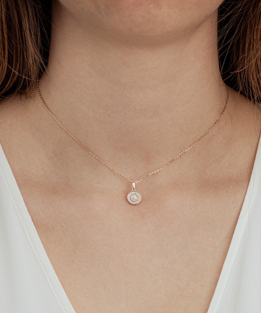 Gold pendant with diamonds