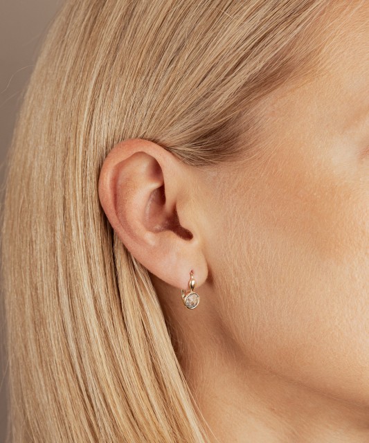 Gold earrings with topazes