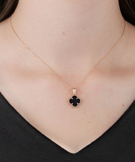 Gold pendant with onyx