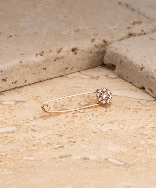 Kultainen rintakoru zirkoneilla