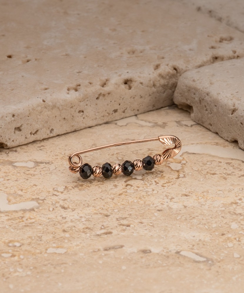 Gold brooch with onyx