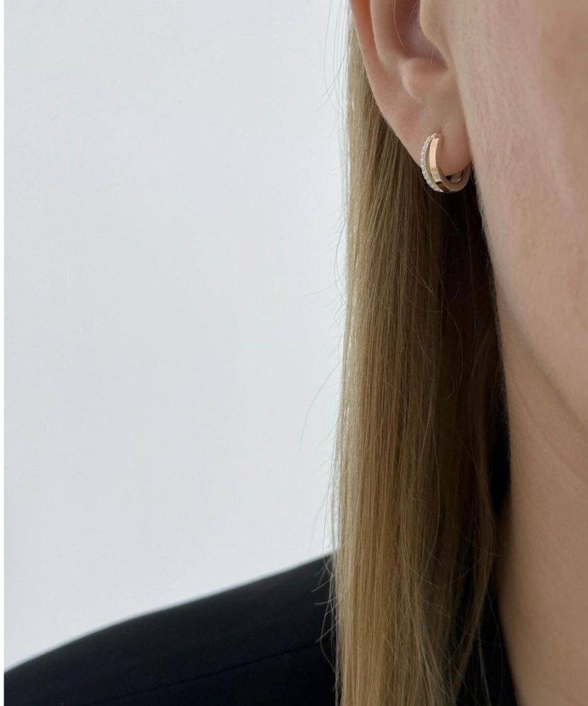 Hopeiset korvakorut peittää kullalla zirkoneilla