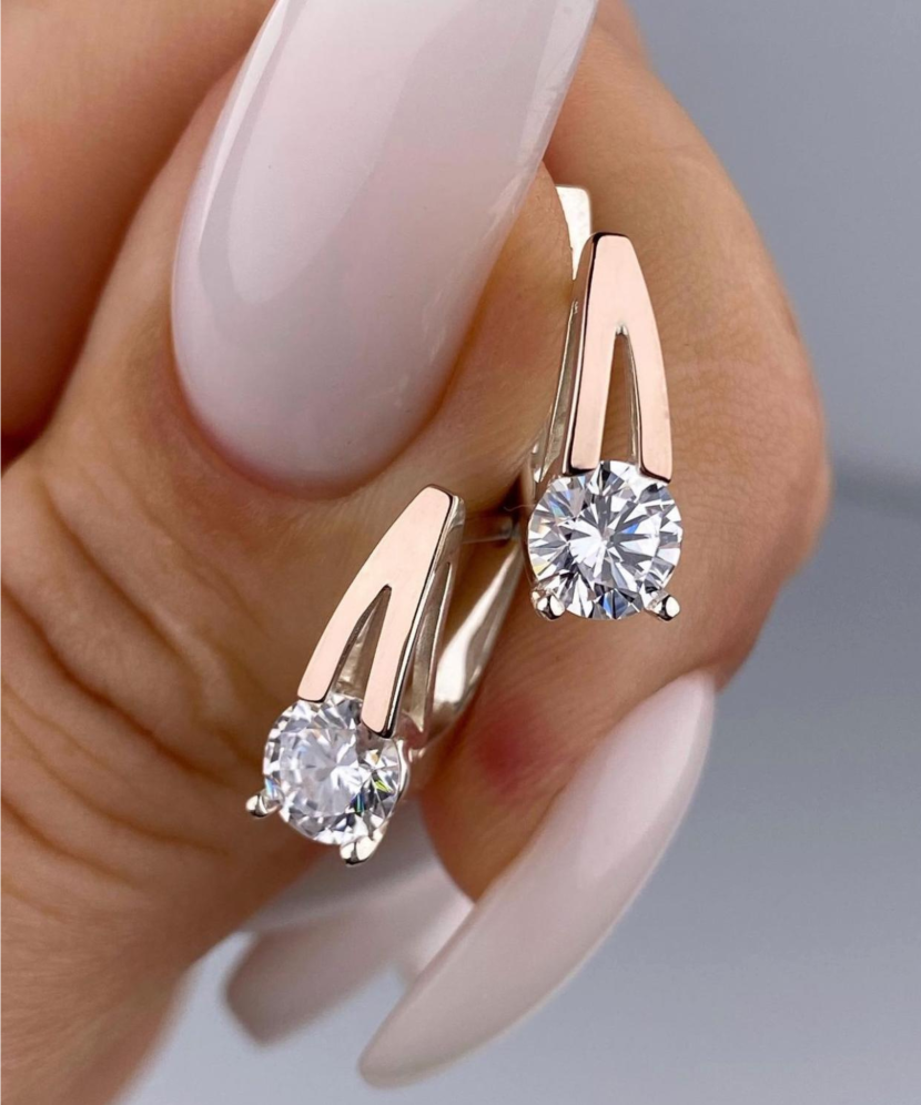 Hopeiset korvakorut peittää kullalla zirkoneilla