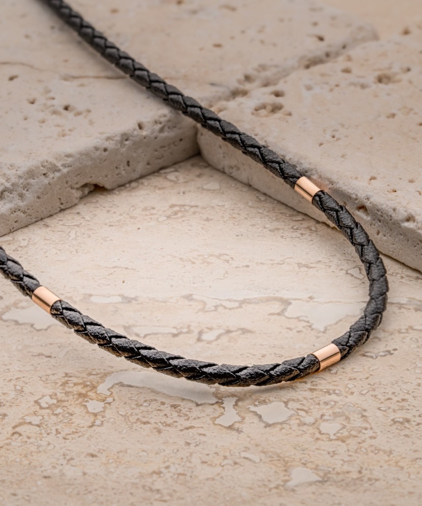 Nahkaranneke kullalla