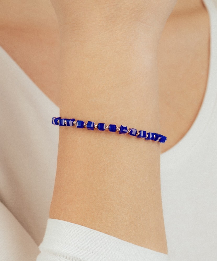 Blue stringbracelet with gold and onyxes