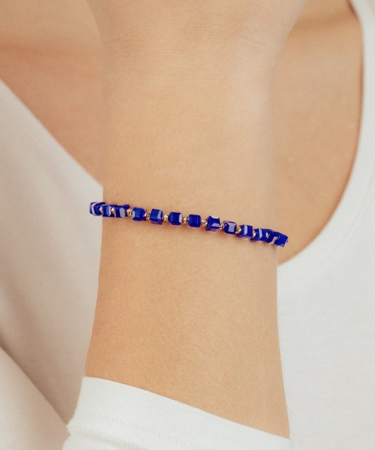 Blue stringbracelet with gold and onyxes