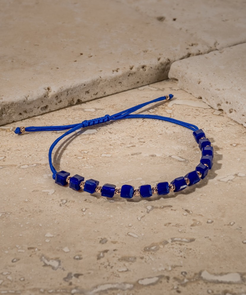 Blue stringbracelet with gold and onyxes