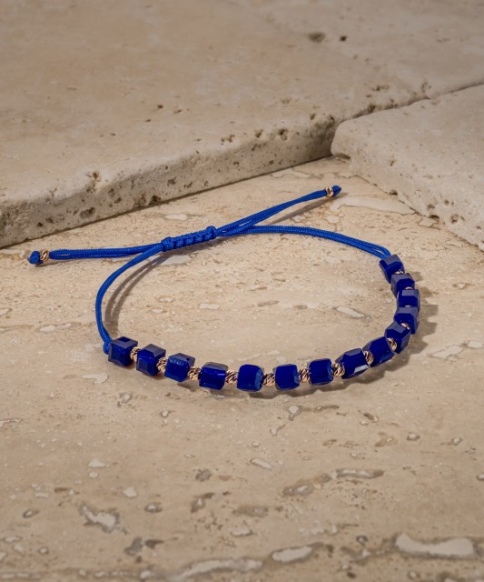Blue stringbracelet with gold and onyxes