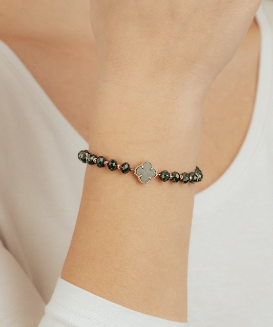 Green string bracelet with gold and onyxes