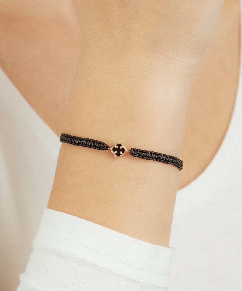 Musta lanka rannekoru kullalla ja oniksilla