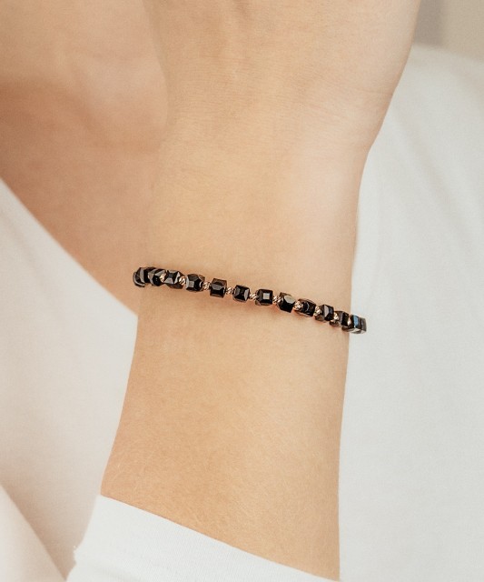 Musta lanka rannekoru kullalla ja oniksilla