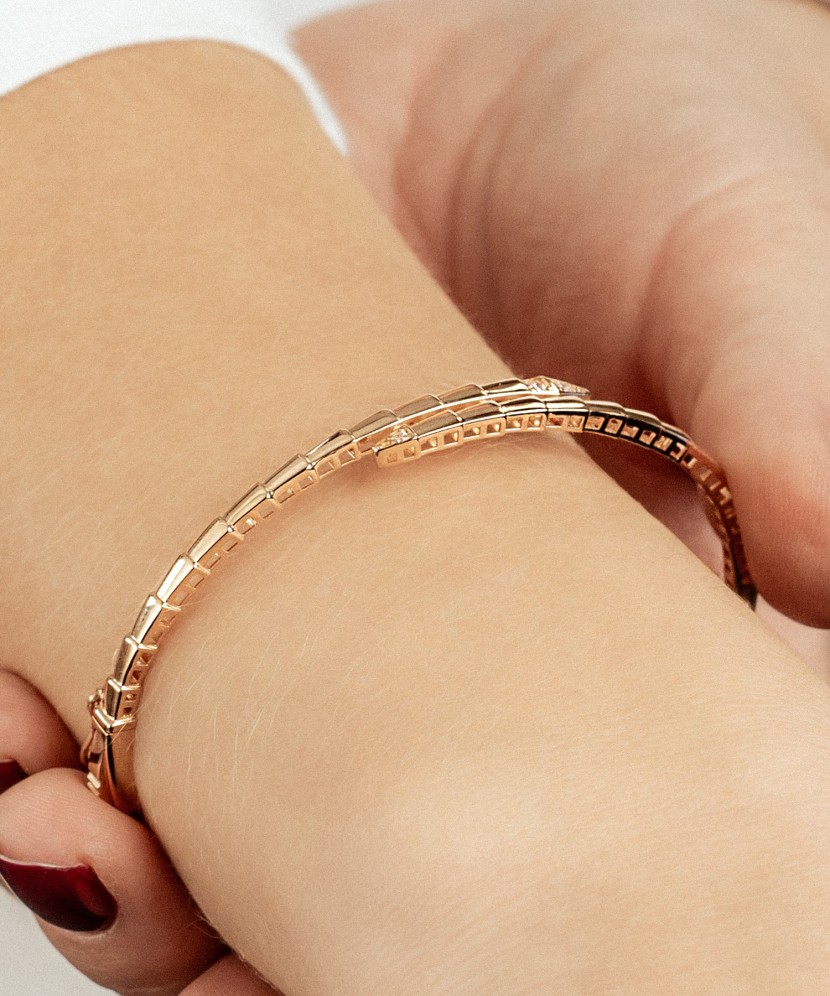 Gold bracelet with zircons