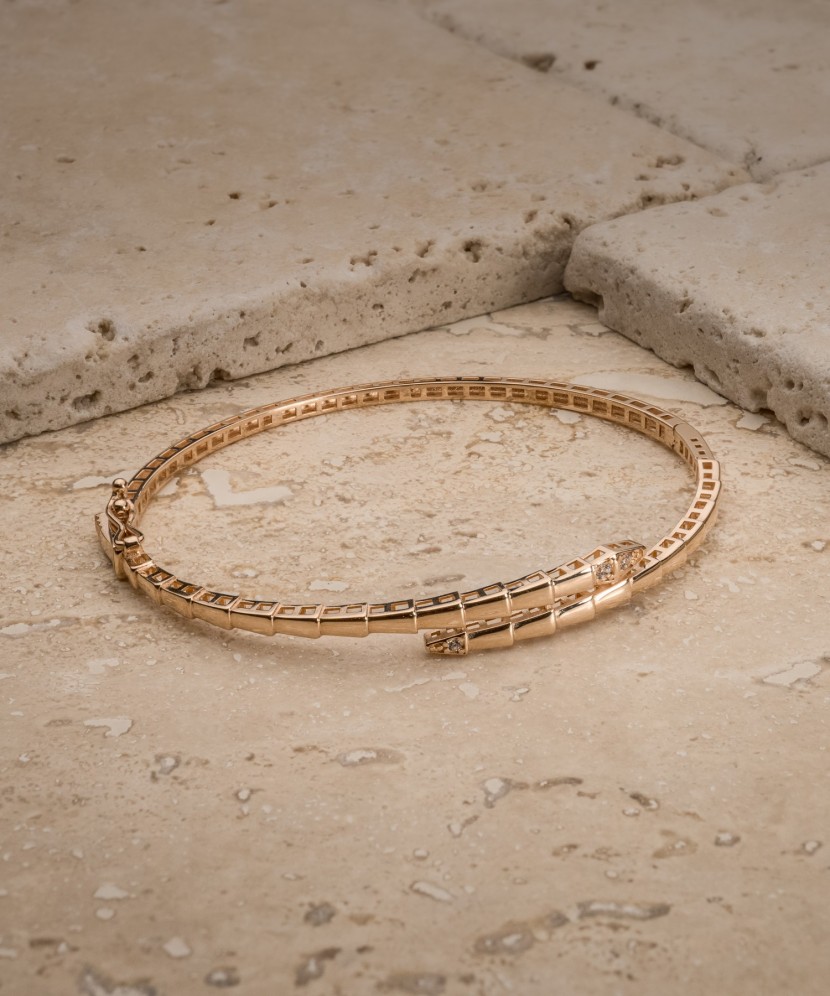 Gold bracelet with zircons