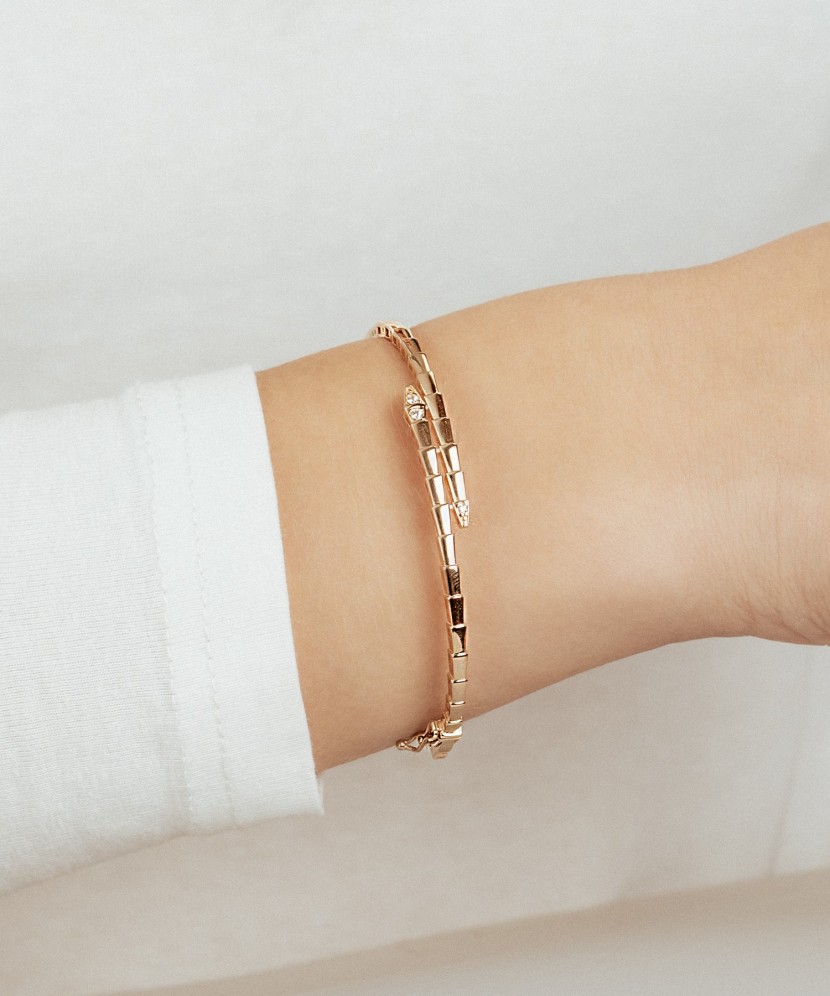 Gold bracelet with zircons