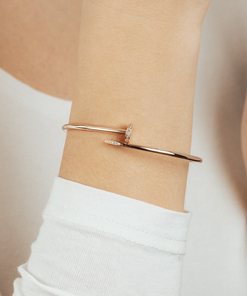 Kultainen rannekoru zirkoneilla