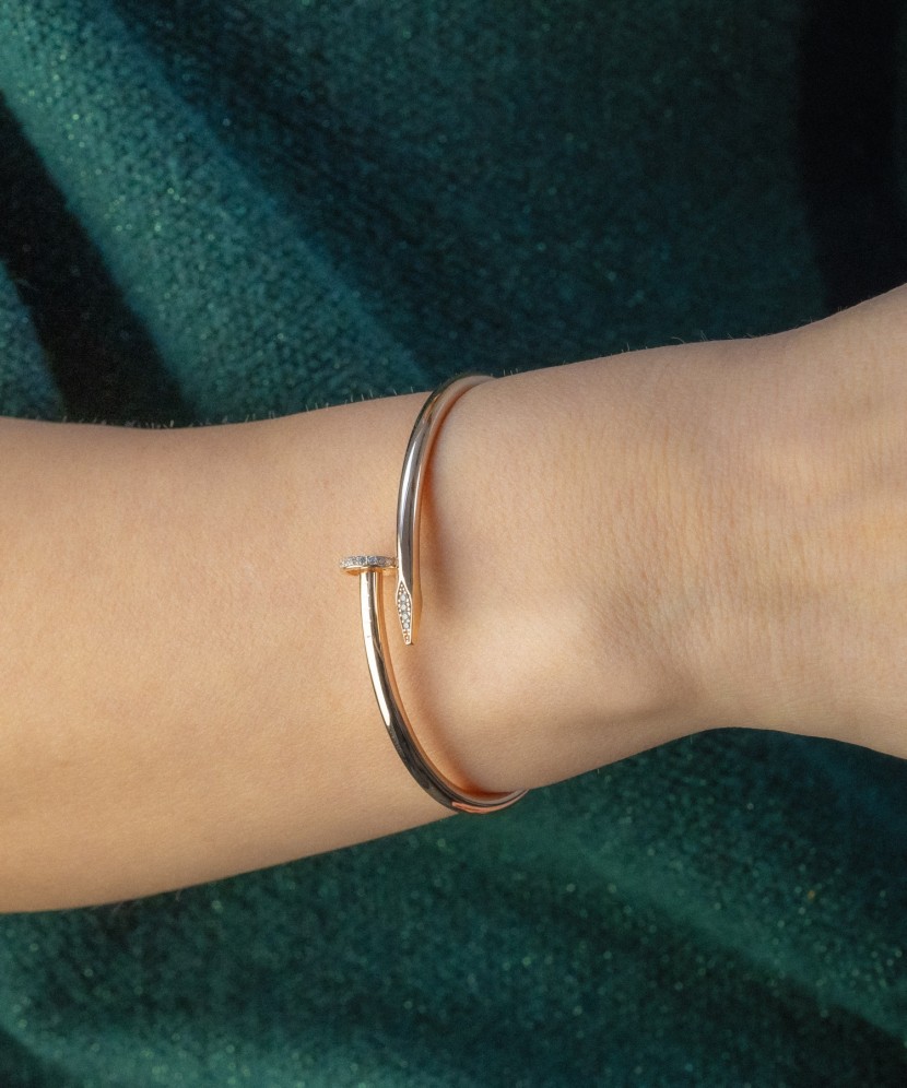 Gold bracelet with zircons